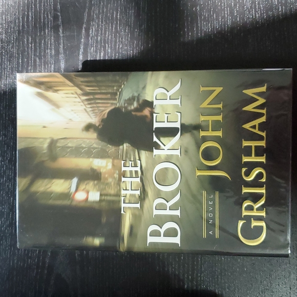 2 first edition John Grisham novels. The Testament is signed. - Picture 2 of 6